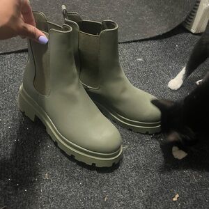 Never worn chunky army green boots!